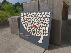 3D Hochzeitsgästebuch „Herzbaum“ (Nussbaum Dunkelgrau) – Personalisiert